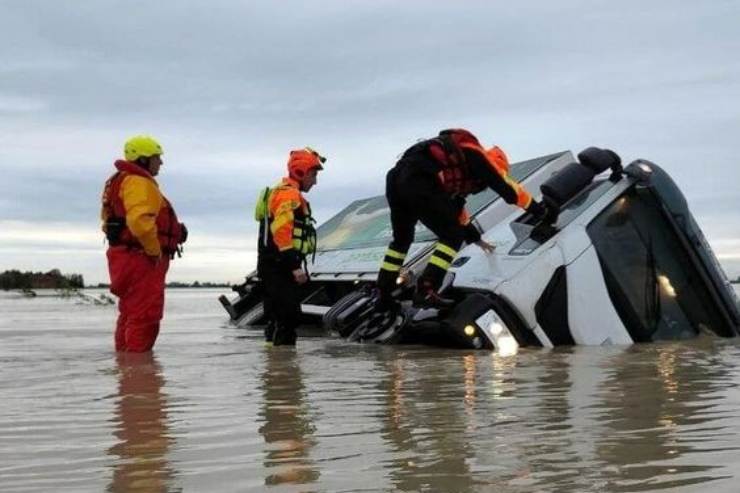 camion sommerso dall'acqua