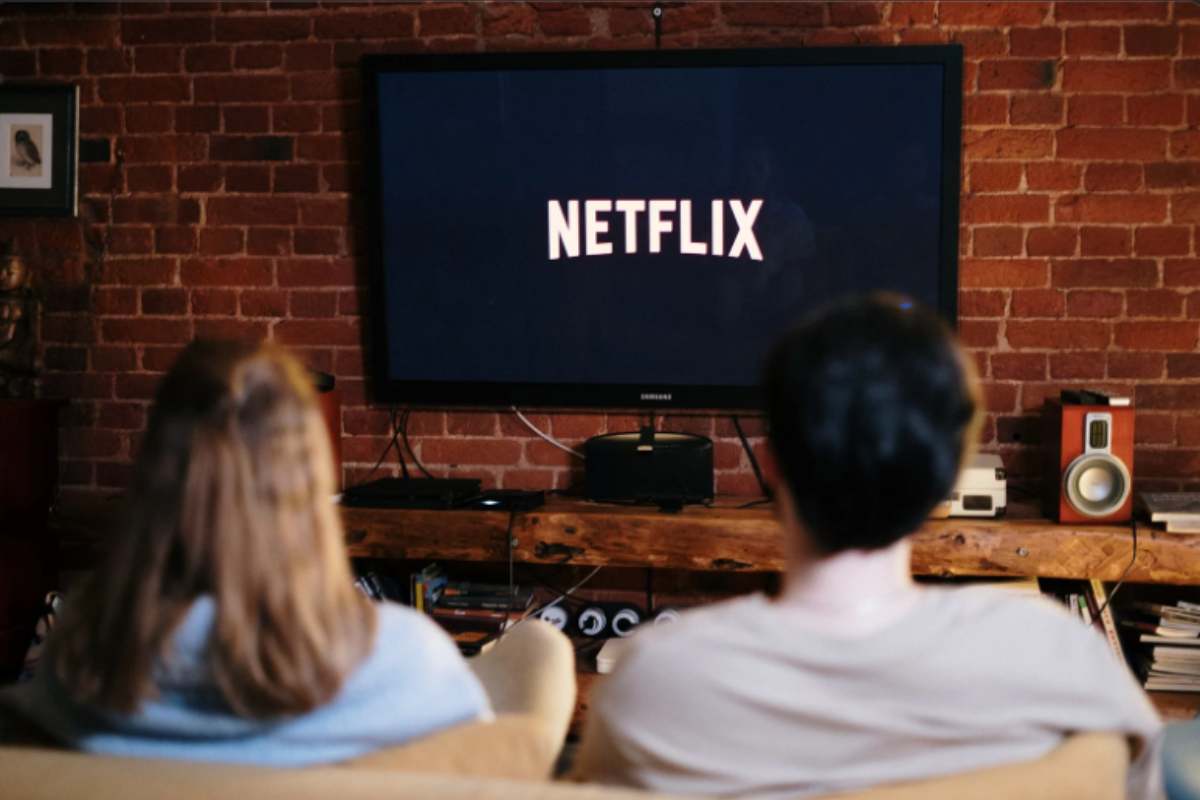 persone davanti a netflix