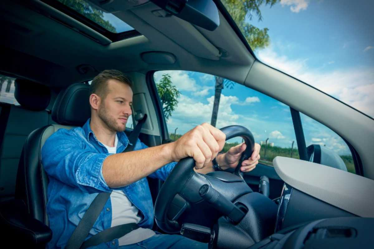 Uomo guida un'auto