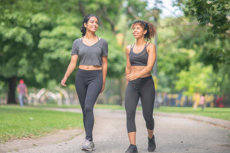 donne camminano per tenersi in forma