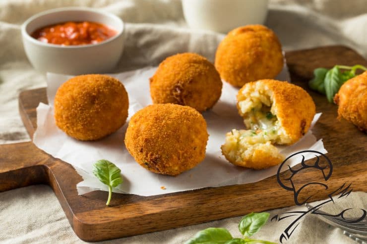 arancini su un tagliere in legno